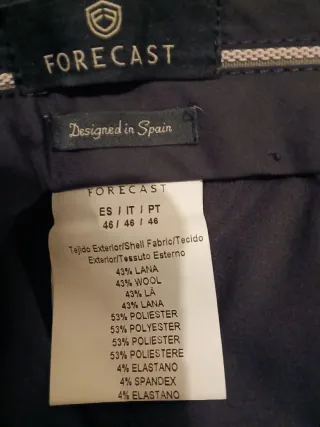 Traje azul marino de hombre.