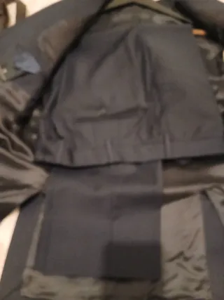 Traje azul marino de hombre.