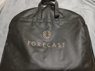 Traje azul marino de hombre.