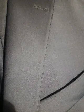 Traje azul marino de hombre.