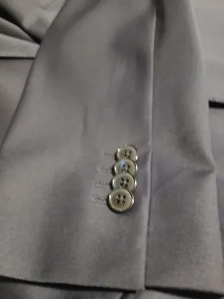 Traje azul marino de hombre.