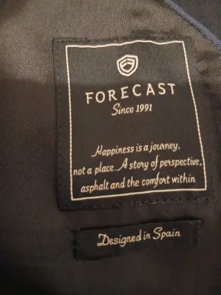 Traje azul marino de hombre.