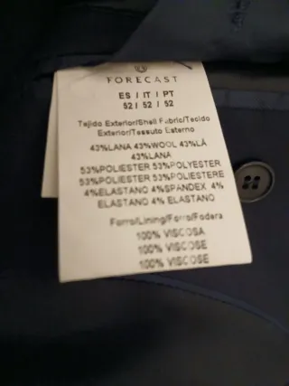 Traje azul marino de hombre.