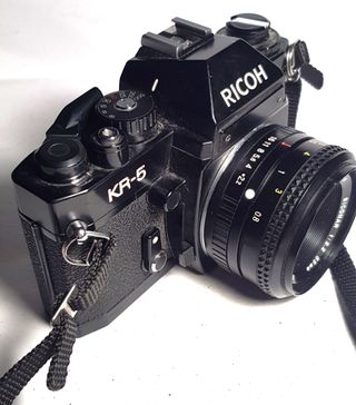 Cámara Ricoh KR-5 con objetivo RIKONAR 55mm f/2.2