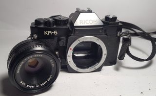 Cámara Ricoh KR-5 con objetivo RIKONAR 55mm f/2.2