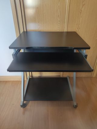 Mesa de escritorio con ruedas