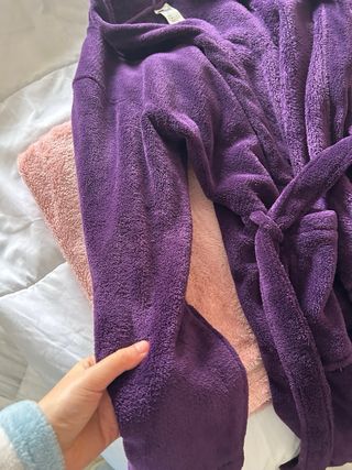 Bata polar H&M morada con capucha