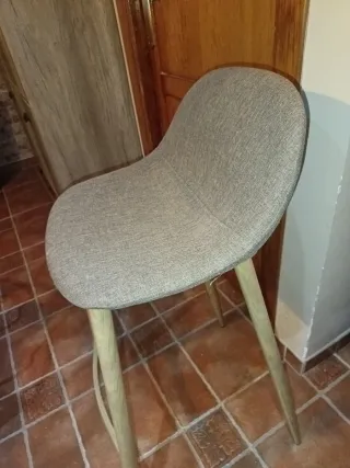 Conjuntode  2 Taburetes Altos, de metal y Tela