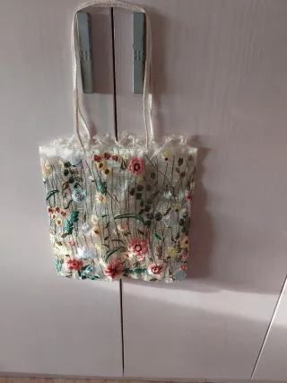 Bolso de mano bordado floral