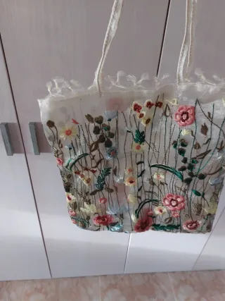 Bolso de mano bordado floral