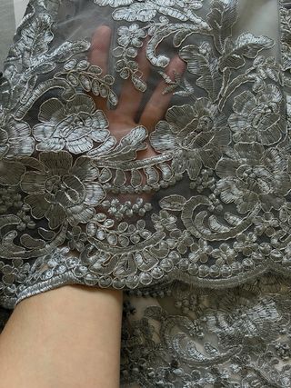 Vestido de fiesta plateado con encaje