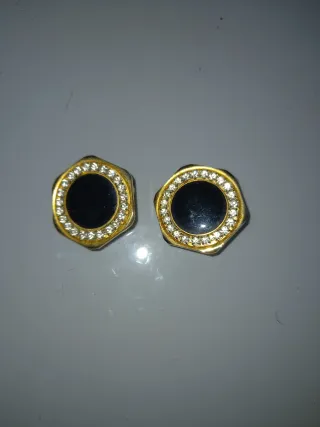 Pendientes antiguos con detalles dorados