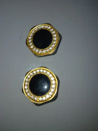 Pendientes antiguos con detalles dorados