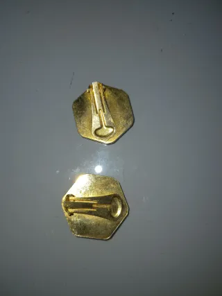 Pendientes antiguos con detalles dorados