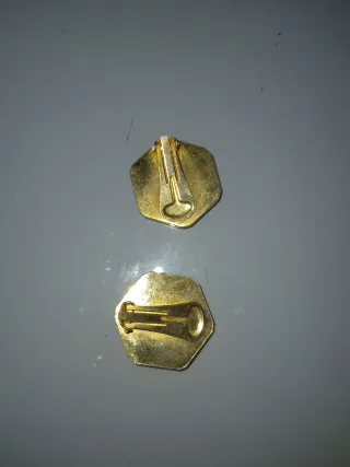 Pendientes antiguos con detalles dorados