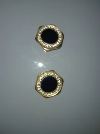 Pendientes antiguos con detalles dorados