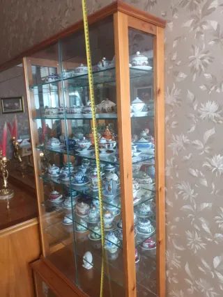 2 Vitrinas de Madera Maciza con Cristal