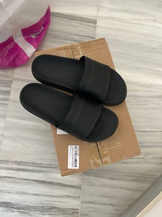 Chanclas negras básicas