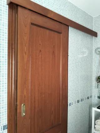 Puerta corredera de madera