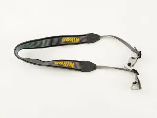 Mochila bandolera Nikon con correa