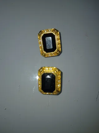 Pendientes antiguos con piedra negra y detalles do