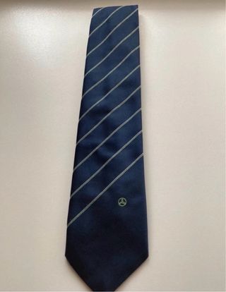 Elegante cravatta blu navy  con logo Mercedes