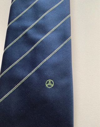 Elegante cravatta blu navy  con logo Mercedes