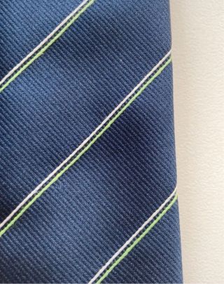 Elegante cravatta blu navy  con logo Mercedes