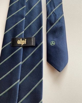 Elegante cravatta blu navy  con logo Mercedes