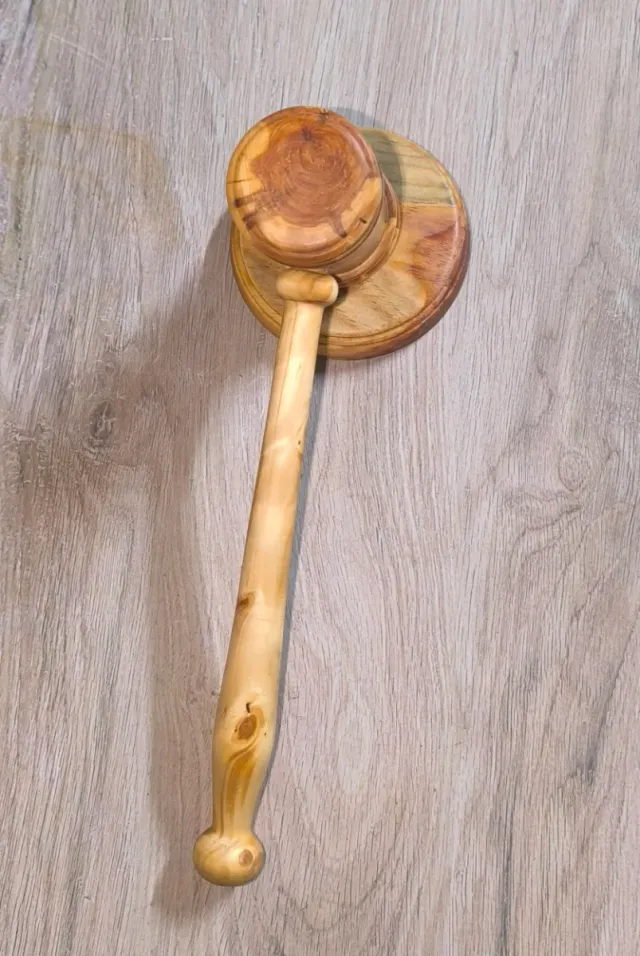Mazo de juez hecho a mano en madera de cedro