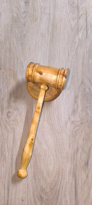 Mazo de juez hecho a mano en madera de cedro