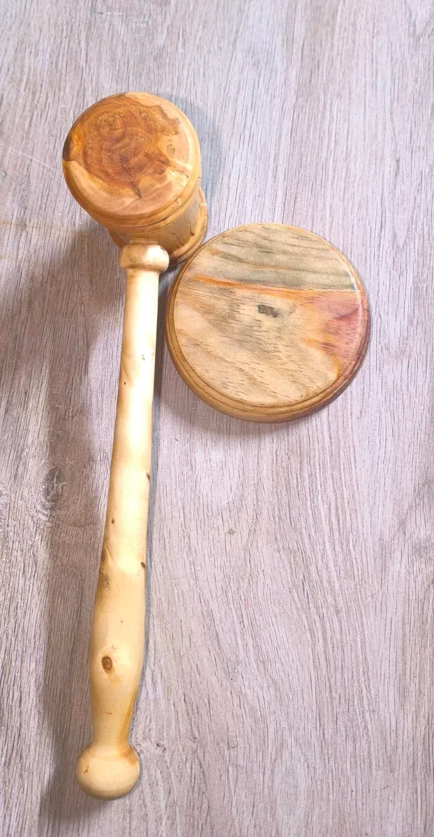 Mazo de juez hecho a mano en madera de cedro