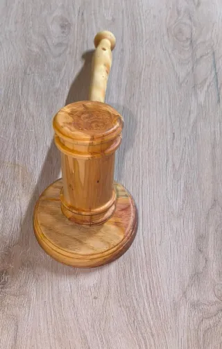 Mazo de juez hecho a mano en madera de cedro