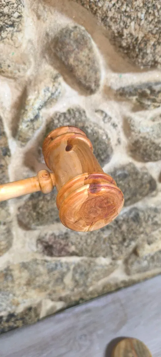 Mazo de juez hecho a mano en madera de cedro