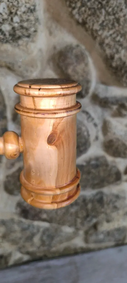 Mazo de juez hecho a mano en madera de cedro