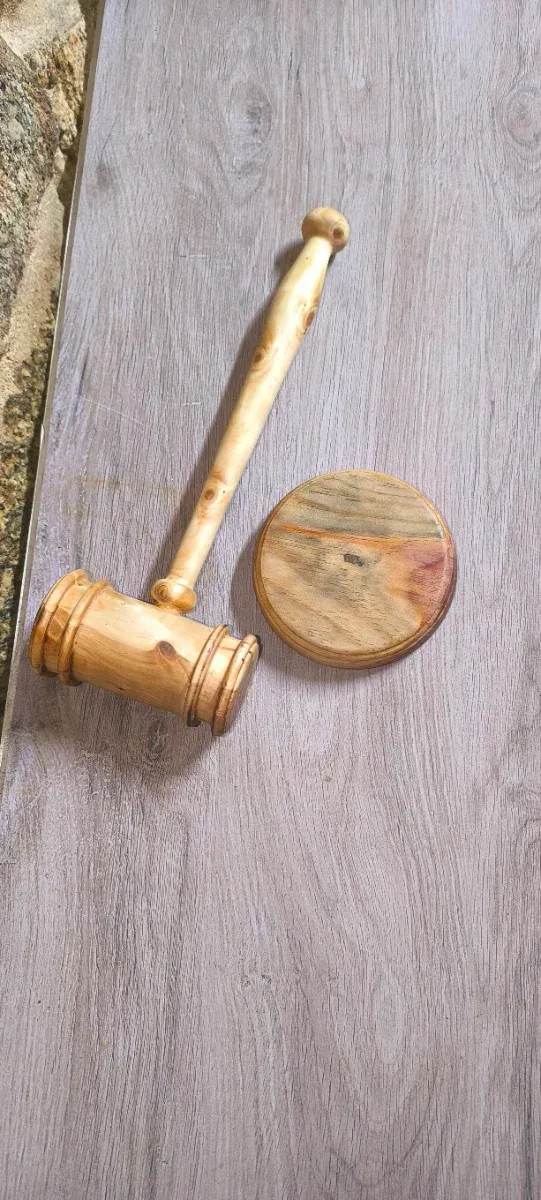 Mazo de juez hecho a mano en madera de cedro