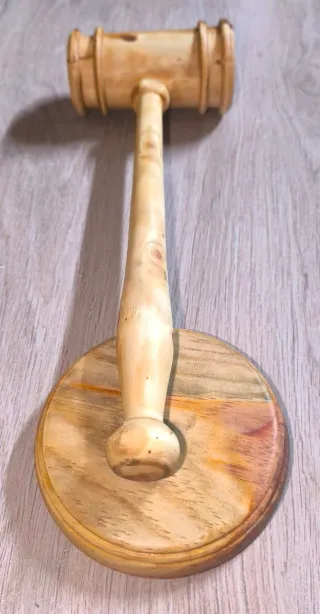 Mazo de juez hecho a mano en madera de cedro