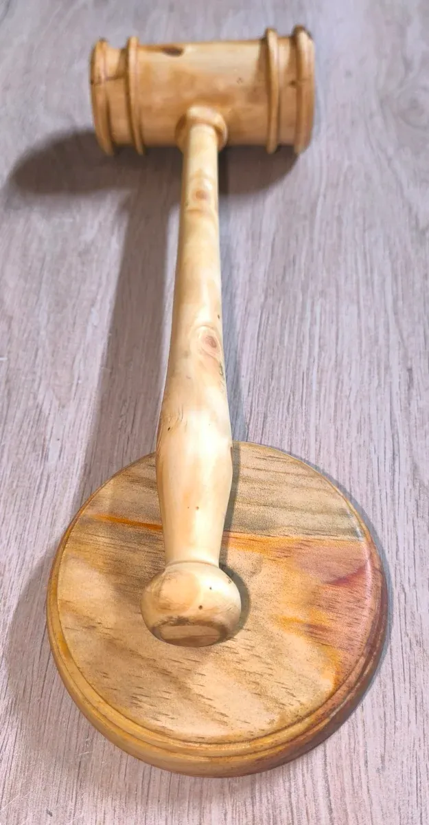 Mazo de juez hecho a mano en madera de cedro