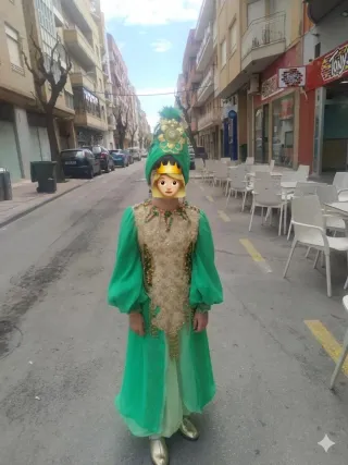Traje de mora talla 12 a 14 años muy buen estado