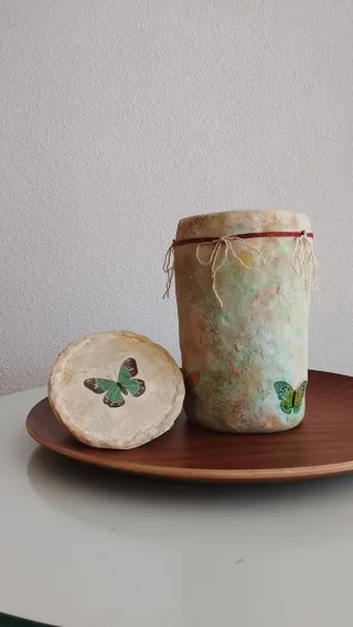Jarrón redondo con tapa decorado
