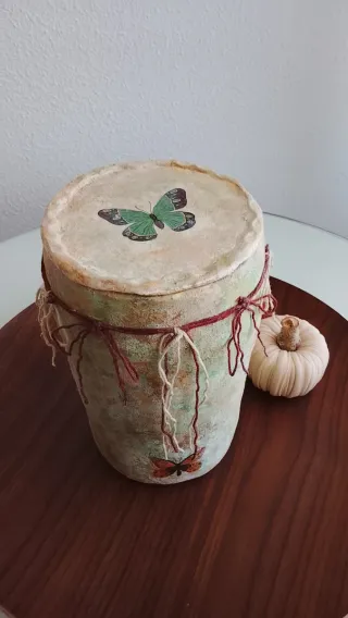 Jarrón redondo con tapa decorado