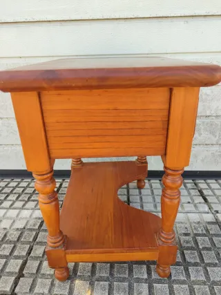 Mesita de noche de pino