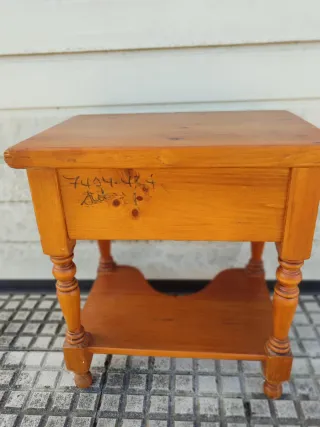 Mesita de noche de pino