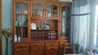 Mueble de comedor de madera y cristal