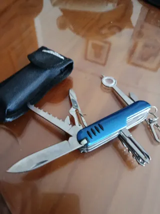 Navaja multiusos azul con funda