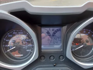 Kawasaki J300 Negra y Plata