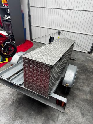 Remolque para moto con cofre