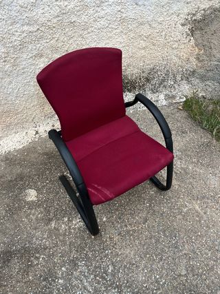 Silla de oficina roja con base metálica