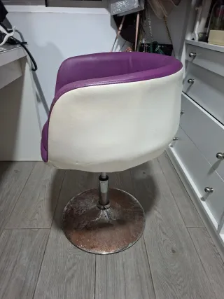 Silla giratoria púrpura y blanca