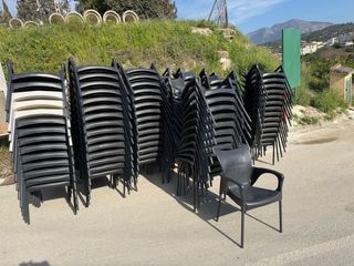 Sillas de plástico apilables (180 unidades) a 12€